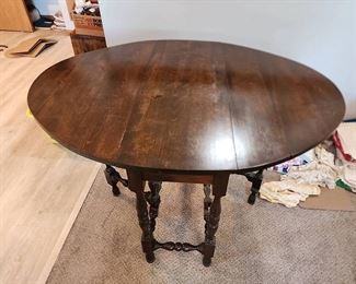 https://bit.ly/C2C06122023 Antique Dealer Estate Auction: Stoneware, Kitchen, Household, Home Decor, Antiques, Primitives, Furniture & More! Ends June 12th 7pm, everything starts at $5