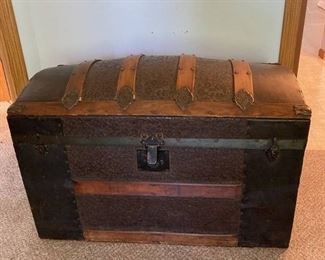 https://bit.ly/C2C06122023 Antique Dealer Estate Auction: Stoneware, Kitchen, Household, Home Decor, Antiques, Primitives, Furniture & More! Ends June 12th 7pm, everything starts at $5
