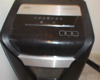 Staples fine shredder  like new works great