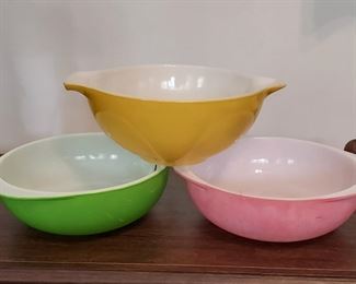 Vintage Pyrex serving bowls