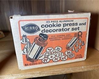 Lot 175   0 Bid(s)
Miro Cookie Press and Decorator Set IB