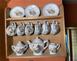 Lot 200   0 Bid(s)
Japanese Mini Tea Set China on Shelf