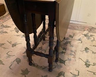 Oval gateleg table