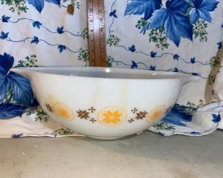 Town and Country Pyrex Bowl Needs to be Cleaned $12.00