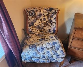 21" D on seat 24.5" W 31.5"T