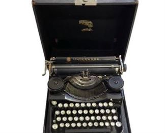 Lot 053   1 Bid(s)
Vintage 1920's Underwood Standard Portable Bank 3 with Case