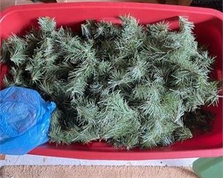 Lot 113   0 Bid(s)
Holiday Garland Decor