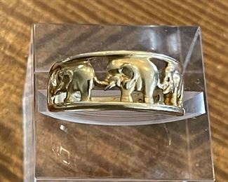 10K Gold Elephant Band Ring Size 7.5 - Total Weight - 3.3 Grams 