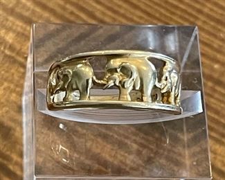 10K Gold Elephant Band Ring Size 7.5 - Total Weight - 3.3 Grams