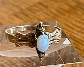 Antique 10K Gold And Opal Ring Size 7 Total Weight 1.7 Grams 