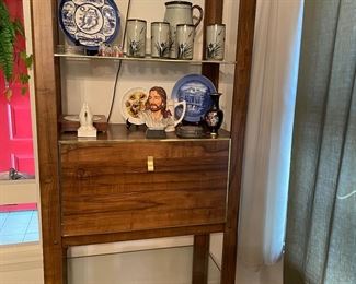 Light up cabinet, shelves are moveable 