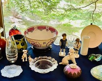 A variety of collectibles. 