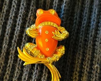 BOUCHER 1968 Lucite Rhinestone Dandy Frog Figural Brooch Pin
