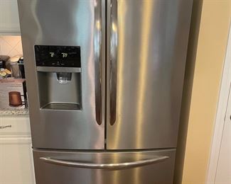 Frigidaire refrigerator in amazing condition