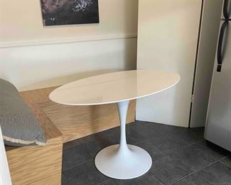 Tulip table. Resin top. Metal base.