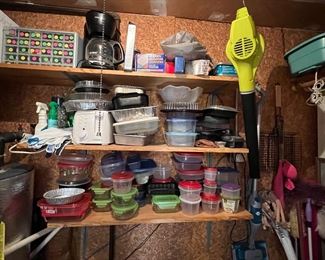 Various plastic-ware: vintage Tupperware, rubber maid and others