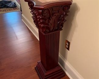 Marble-topped Corinthian column sculpture stand