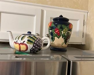 Teapots and decorative items 
