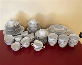 Florenteen “Fantasia” Large set; many pieces