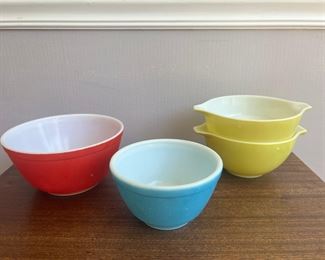 Set Of Four Vintage Pyrex Bowls In Primary Colors 