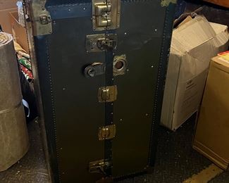 Steamer trunk 