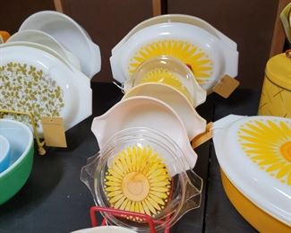 Vintage Pyrex 3 pc set Daisy lidded refrigerator dishes.