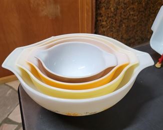 Vintage Pyrex Town & Country 4 pc mixing bowl set.