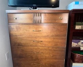 Matching chest of drawers