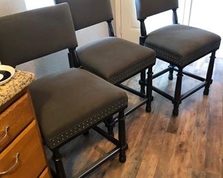 Very nice counter stools set of 3
