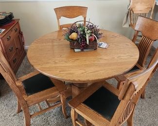 Solid oak table (2 leaf's) with 4 vintage oak chairs