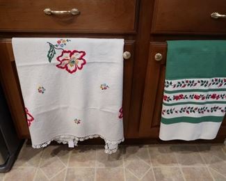 Adorable Vintage Linens / Tablecloths