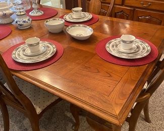 Very nice dining table & 6 chairs 