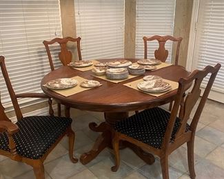 Very nice pedestal table & 4 chairs!! 