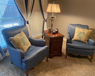 Vintage pair of arm chairs in great condition 