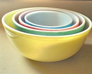Vintage Pyrex mixing bowl set