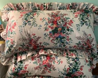 PILLOWS, DUST RUFFLE