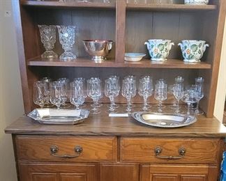 Hutch, crystal, decorative items