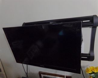 TOSHIBA FLAT SCREEN TV AND WALL MOUNT