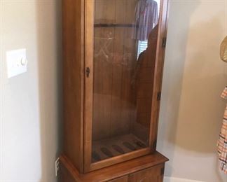 Beautiful maple 6-gun locking cabinet