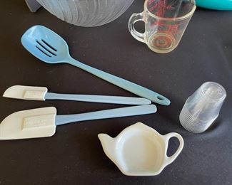 Assortment of kitchen items