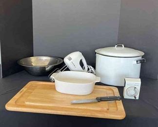 Kitchen pots, hand mixer, dutch oven