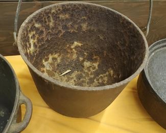 Cast Iron Pot with Handle