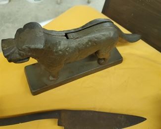 Blunt-nosed Dog Cast Iron Nut Cracker