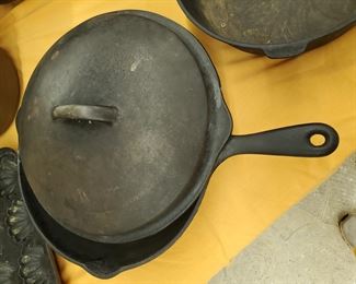 Large Skillet with Rounded Handle!