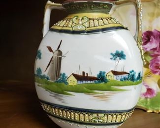 The border on this vase is beaded and adds the 3D effect.  Mint!