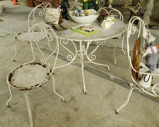 Lovely, Victorian Table and Chairs