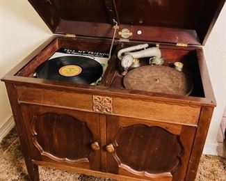 Antique 1920's Gilbert Gramophone Phonograph Player. Great Condition.
