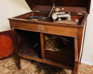 Antique 1920's Gilbert Gramophone Phonograph Player. Great Condition.