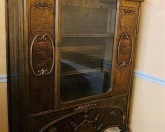 Antique Wood/Glass Door China/Curio Cabinet. BEAUTIFUL PIECE!