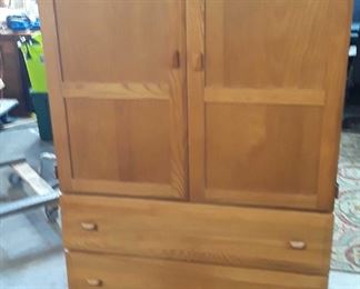 Vaughan Bassett Armoire